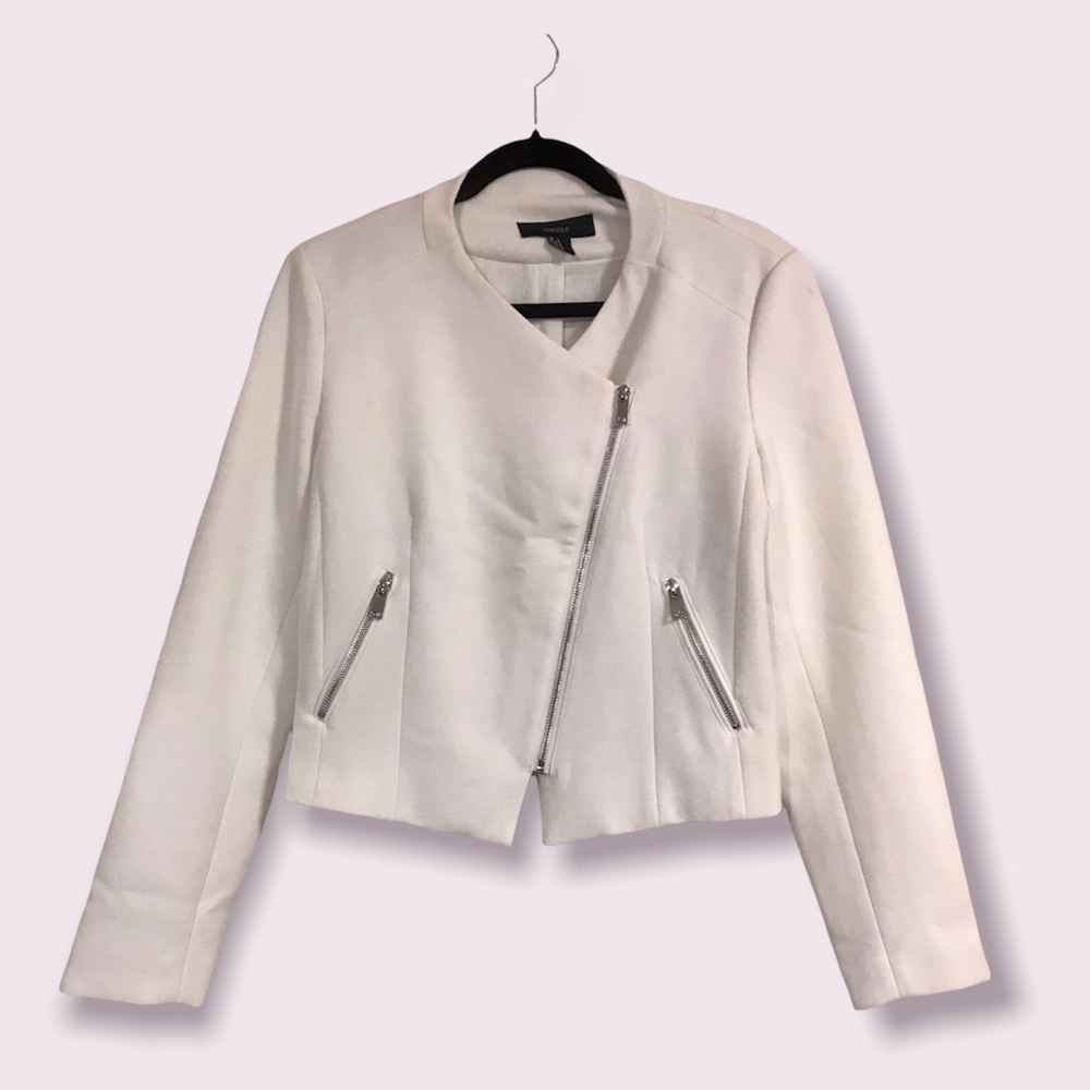 Forever 21 women’s White blazer / zip up closure and pockets size M